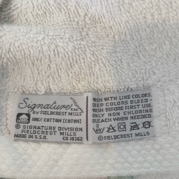 Set of 2 White with Pink Rosebuds Bath Towels Signature by Fieldcrest Mills - Picture 7 of 8